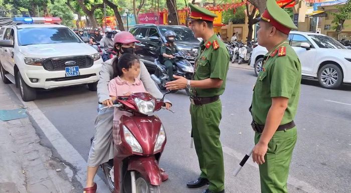 Trong quá trình làm nhiệm vụ, Công an phường Ba Đình kết hợp kiểm tra, xử lý những trường hợp vi phạm với tuyên truyền, hướng dẫn để phụ huynh và học sinh nâng cao ý thức chấp hành pháp luật về trật tự, an toàn giao thông.