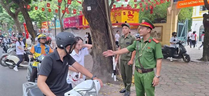 Bố quên, con ái ngại khi bị các chú công an nhắc nhở