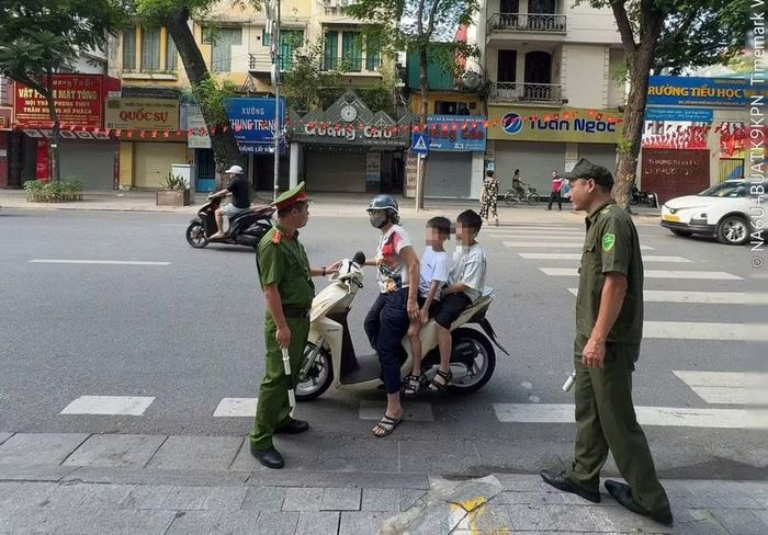 Những điều tưởng như rất nhỏ ấy lại góp phần tạo nên một cổng trường an toàn và một thói quen giao thông văn minh cho học sinh.