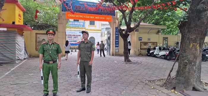 Khi năm học mới bắt đầu, những bước chân học sinh lại nối dài qua các cổng trường. Và trên mỗi hành trình ấy, phía sau niềm vui đến lớp là sự hiện diện thầm lặng của những người đang ngày ngày giữ gìn trật tự, an toàn giao thông.