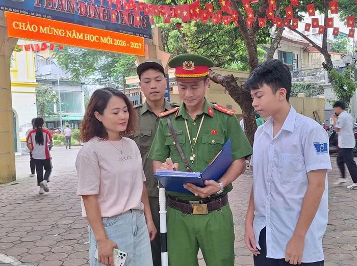 Không chỉ là xử lý vi phạm, mỗi động tác hướng dẫn, mỗi lần dừng phương tiện, mỗi lời nhắc nhở của người chiến sĩ Công an hôm nay còn là một bài học trực quan về văn hóa giao thông đối với các em học sinh.