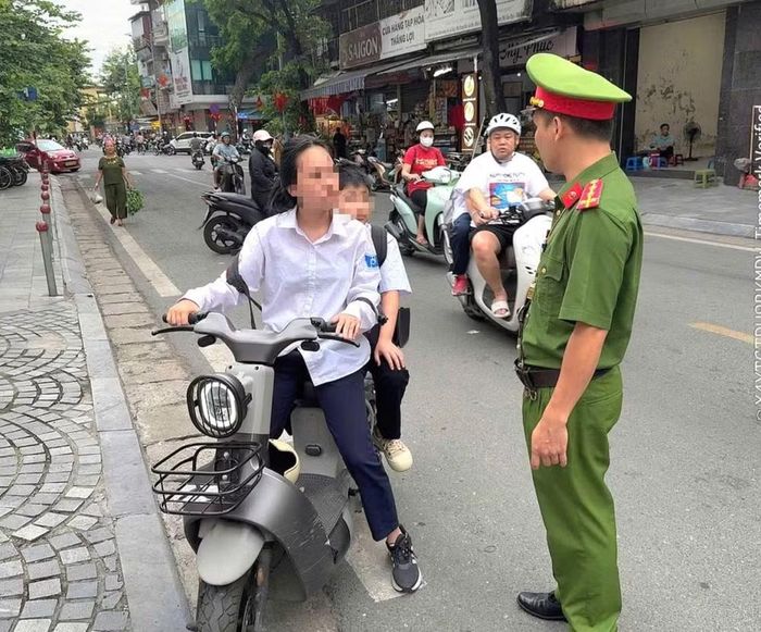 "Quên" đội mũ bảo hiểm diễn ra ở cả phụ huynh lẫn học sinh