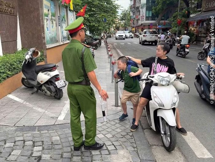 Phụ huynh vội... và trẻ cũng vội quên việc chấp hành Luật Giao thông