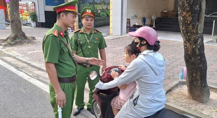 Công an phường Ba Đình: Chấn chỉnh giao thông từ cổng trường