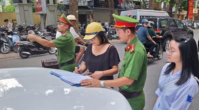 Công an phường Ba Đình xử phạt phụ huynh vi phạm giao thông