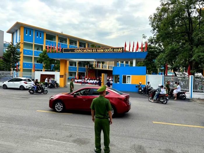 Cán bộ chiến sỹ Công an phường Bồ Đề có mặt từ sớm để đảm bảo trật tự an toàn giao thông