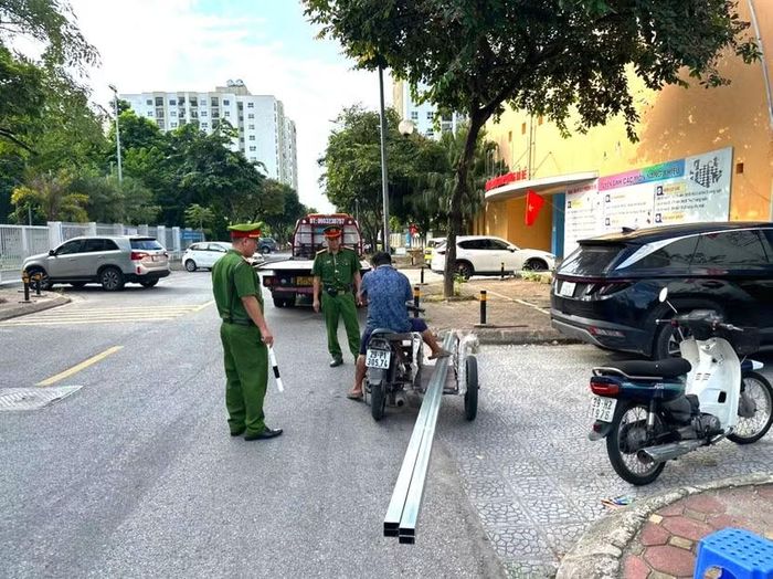 Công an phường Bồ Đề xử lý nghiêm các vi phạm gây cản trở giao thông