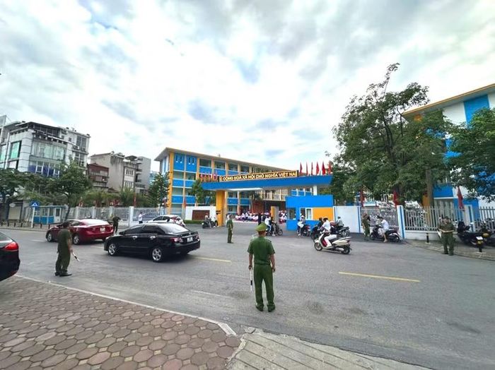 Các tổ công tác của Công an phường Bồ Đề triển khai đồng loạt tại các cổng trường sáng 4-9