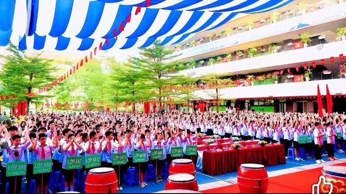 Thầy cô giáo và học sinh trường THCS tổng duyệt chương trình khai giảng năm học mới.