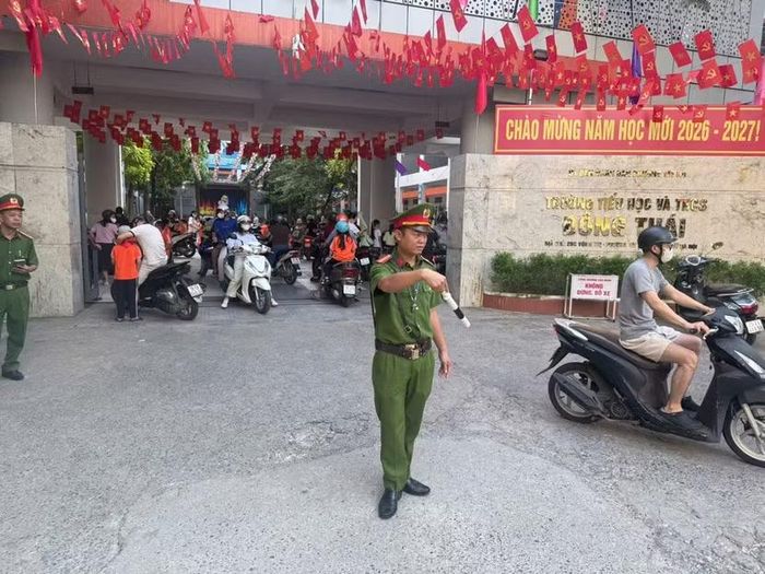 Công an phường Tây Hồ tuyên truyền, xử lý vi phạm an toàn giao thông tại cổng trường Đông Thái