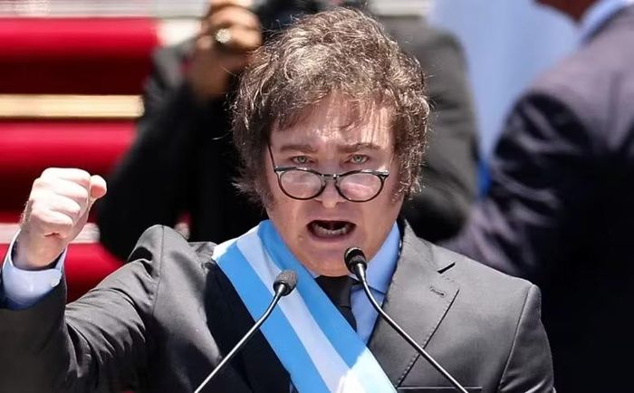 Ông gọi đây là vùng lãnh thổ "bị chiếm đoạt" và cho rằng Argentina có nghĩa vụ giành lại quyền kiểm soát quần đảo hiện do Anh quản lý.