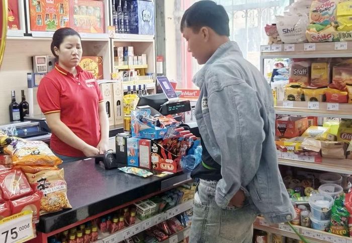 Mục đích của việc mua cây kem là để nhân viên thu ngân mở khay chứa tiền rồi lợi dụng cướp tài sản