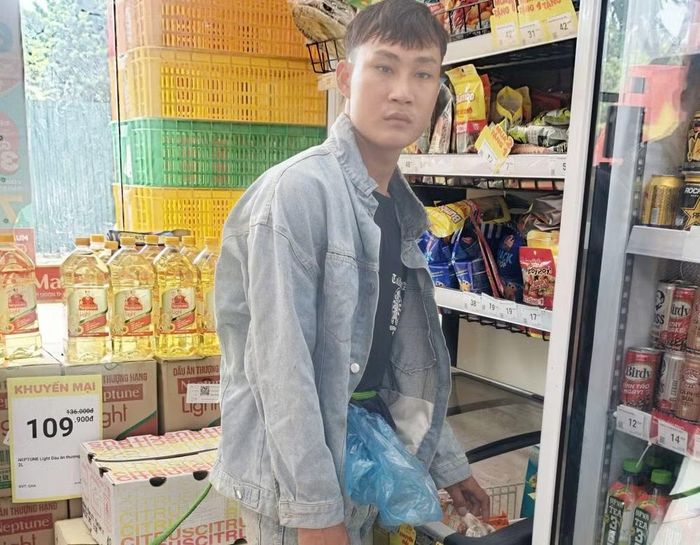 Anh ta quay lại lần thứ hai, vờ mua cây kem với giá 20.000 đồng