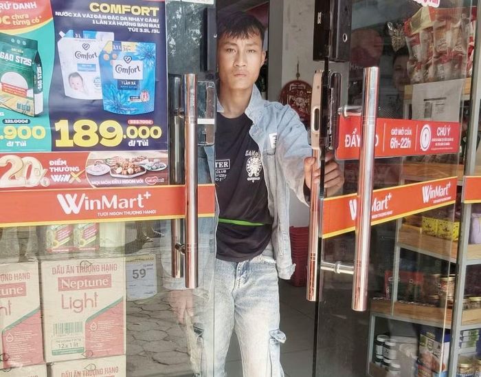 Tiến mở cửa hàng chạy ra ngoài