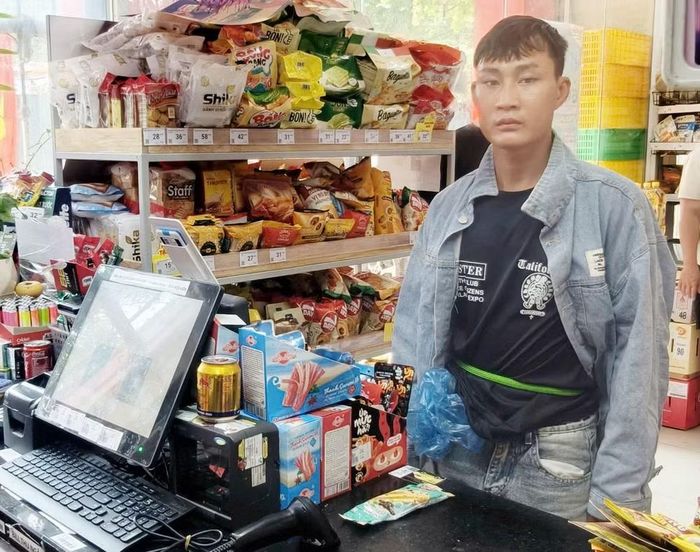 Thực nghiệm hiện trường hình ảnh Tiến tại quầy thu ngân