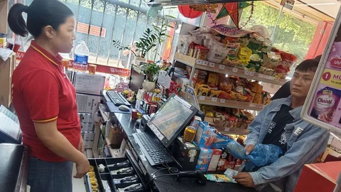Lúc khay tiền bật mở, Tiến đã rút con dao mang theo trong người đe dọa nhân viên thu ngân yêu cầu đưa tiền nếu không sẽ sát hại