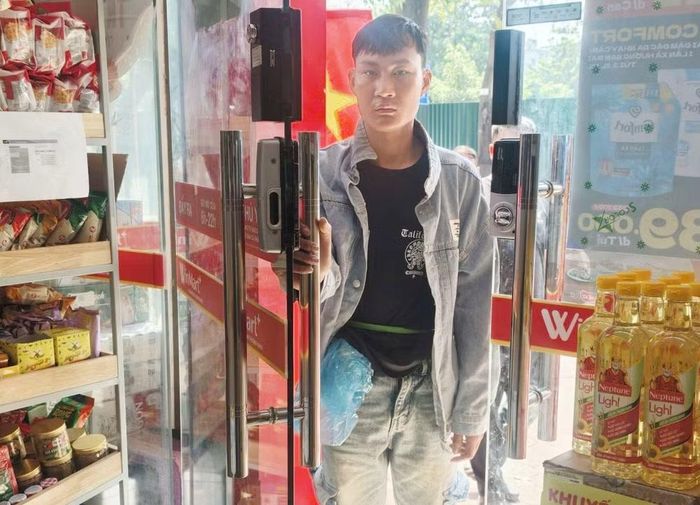 Lần đầu tiên vào mua chai nước, Lường Văn Tiến phát hiện khay chứa tiền của siêu thị có nhiều loại mệnh giá khác nhau đã nảy ý định cướp tài sản