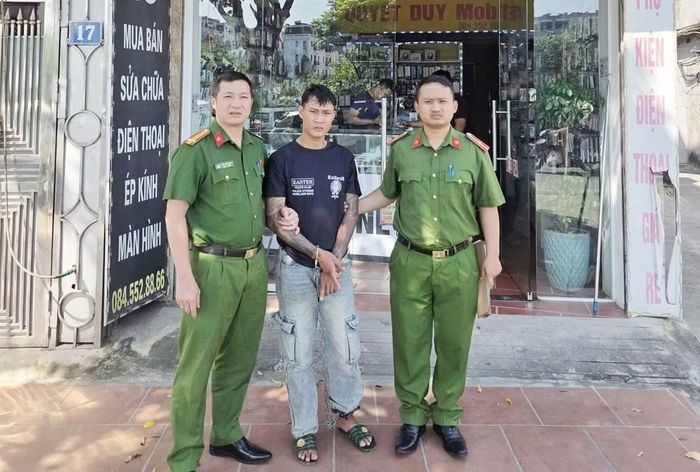 Cướp được tài sản là chiếc điện thoại, Tiến mang đến một cửa hàng điện thoại trên địa bàn phường Kiến Hưng, Hà Nội bán với giá 2 triệu đồng