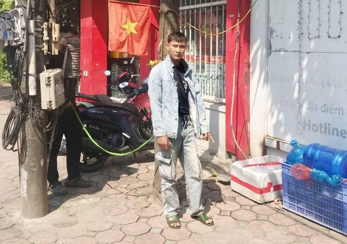 Cơ quan điều tra dẫn giải Lường Văn Tiến đến hiện trường vụ án