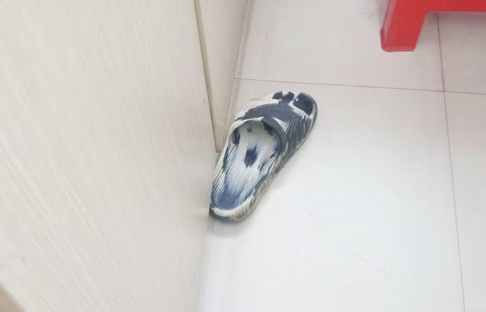 Chiếc dép Lường Văn Tiến làm rơi ở hiện trường
