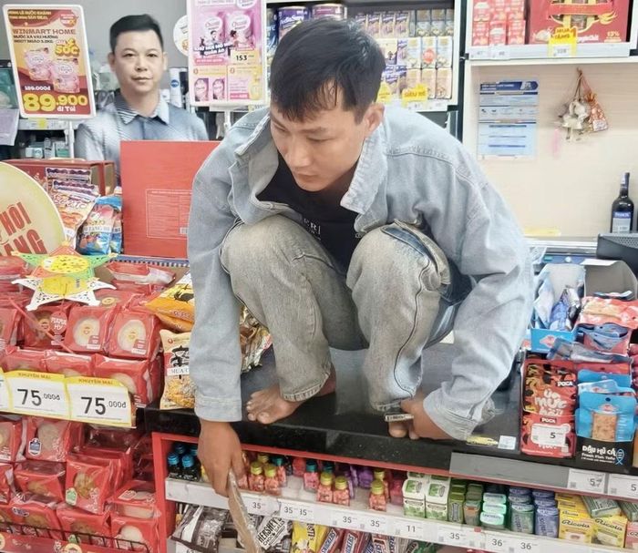 Gã trai tìm đường tẩu thoát sau khi đã cướp được tài sản