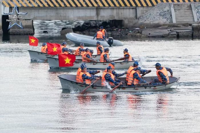 Màn tranh tài giữa ba đội mẫu Bão Biển, Tia Chớp và Quyết Thắng trong nội dung chèo xuồng.