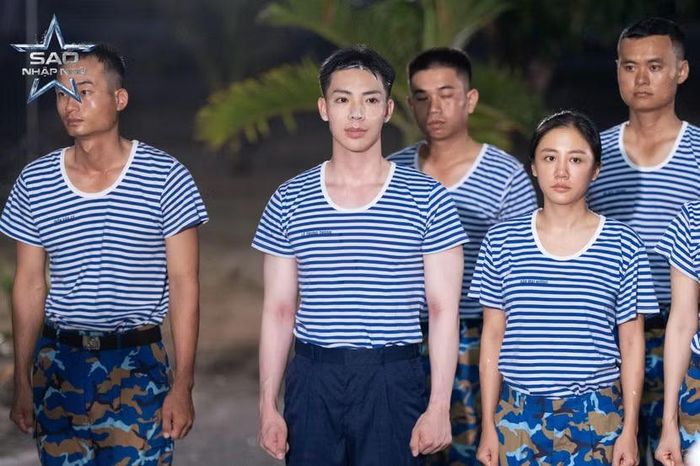 Lo sợ bị phạt vì tập trung muộn, ca sĩ Erik vội vàng chạy ra sân với khuôn mặt vẫn phủ đầy bọt sữa rửa mặt.
