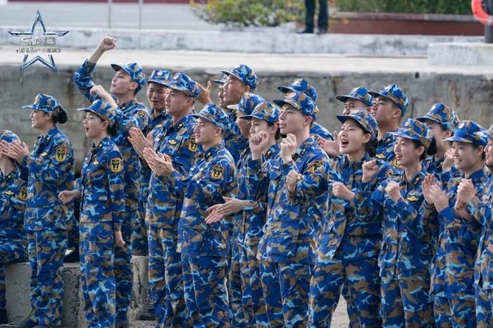 Dàn nghệ sĩ chia phe cổ vũ cho các đội mẫu Bão Biển, Tia Chớp và Quyết Thắng.