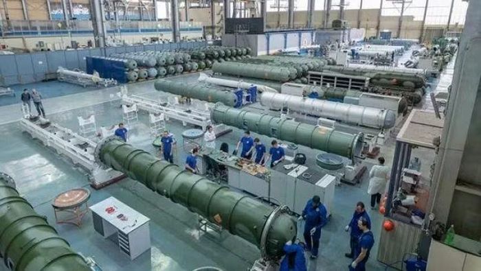 Các sĩ quan tình báo Ukraine cho rằng thực tế trên có liên quan đến sự leo thang cuộc tấn công bằng tên lửa nhằm vào những mục tiêu ở xung quanh thủ đô Kyiv.