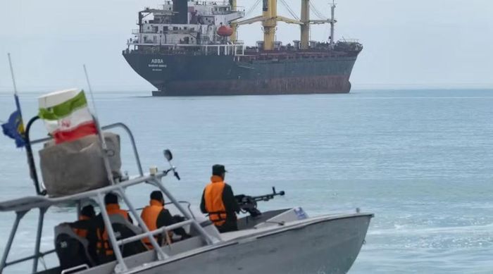 Các quan chức không cho biết cụ thể những khí tài Mỹ sử dụng để bảo vệ đoàn tàu. Tuy nhiên, lực lượng Mỹ tại Trung Đông đang triển khai một số tàu khu trục lớp Arleigh Burke, vốn có khả năng đối phó với các cuộc tấn công từ Iran.