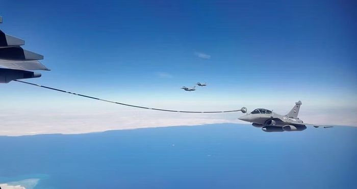 Máy bay tiếp nhiên liệu YY-20 của Trung Quốc đã thực hiện lần tiếp dầu trên không đầu tiên cho một máy bay chiến đấu gốc phương Tây, đó là tiêm kích Rafale của Không quân Ai Cập.
