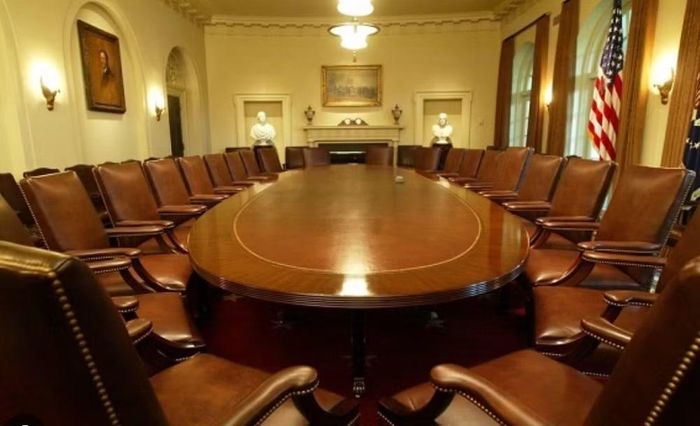 Tuy nhiên, 2 cựu quan chức Mỹ nói với Washington Post rằng họ nghi ngờ căn hầm hiện có chưa đủ kiên cố. Theo họ, các tiêu chuẩn an toàn của cơ sở cũ có nhiều điểm tương đồng với những yêu cầu Nhà Trắng đang áp dụng cho khu phức hợp phòng khiêu vũ mới.