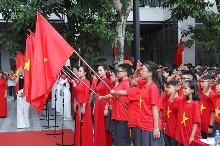 Cô và trò TP Hà Nội.