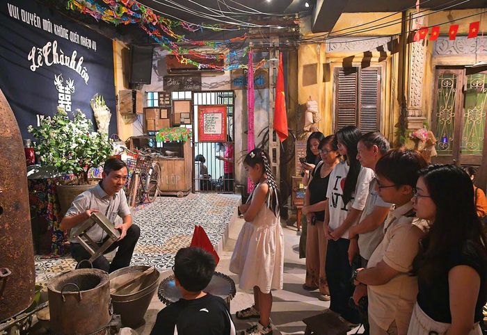 Hành trình trải nghiệm kéo dài 75 phút, kết hợp giữa tham quan, tương tác và khám phá những câu chuyện đời thường.