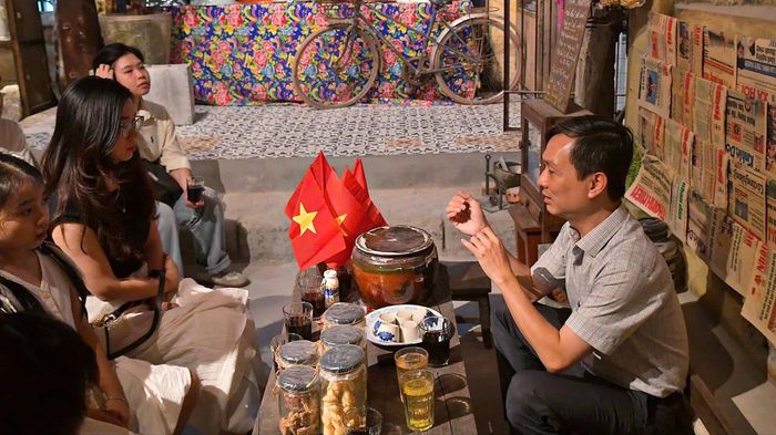 Từ những vật dụng giản dị, hành trình 75 phút giúp người tham gia hiểu hơn về một thời vượt khó và thêm trân trọng cuộc sống hôm nay.
