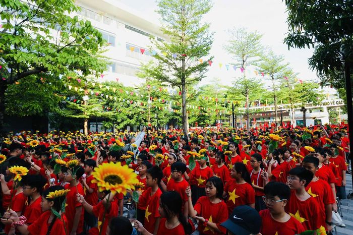 Học sinh Hà Nội chào đón năm học mới.