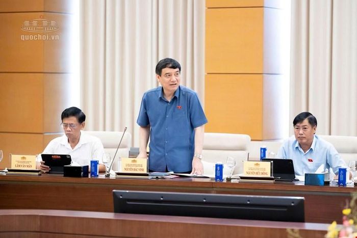 Ông Nguyễn Đắc Vinh, Chủ nhiệm Uỷ ban Văn hoá và Xã hội báo cáo tại phiên họp (Ảnh: Quochoi.vn)