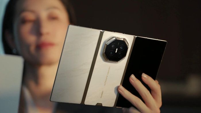  Huawei Mate XT 2 trong đoạn video hé lộ từ Huawei. Ảnh: Huawei. 