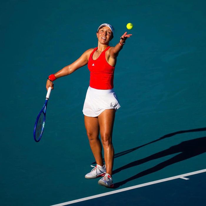  Pegula còn là thành viên sáng lập hội đồng quản trị Asian American Pacific Islander Tennis Association. Tổ chức này được thành lập năm 2022, lấy cảm hứng từ mẹ cô - người được nhận nuôi từ một trại trẻ mồ côi ở Hàn Quốc. Đơn vị hướng tới việc tăng sự hiện diện của cộng đồng người Mỹ gốc Á trong quần vợt và khuyến khích trẻ em tham gia môn thể thao này. Ảnh: WTA. 