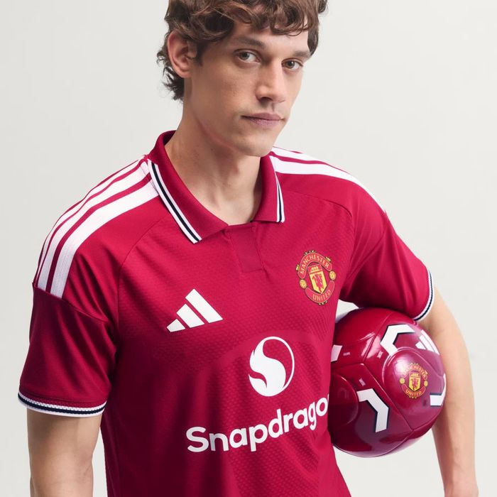  Thiết kế cổ chữ V hoài cổ trong BST áo đấu mùa giải mới của Manchester United. Ảnh: Adidas.