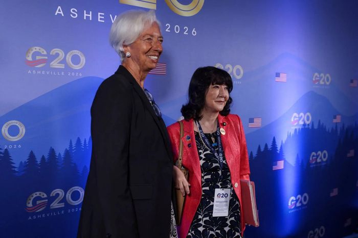  Bà Katayama cùng bà Christine Lagarde, Chủ tịch Ngân hàng Trung ương châu Âu, tại hội nghị Nhóm G20 hôm 31/8. Ảnh: Reuters. 