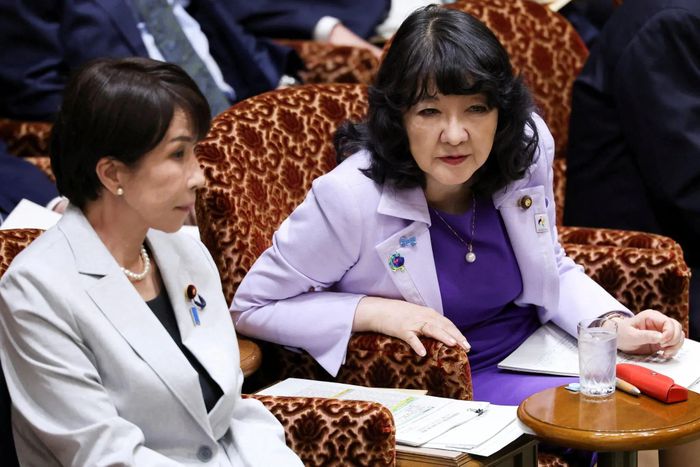  Thủ tướng Nhật Bản Sanae Takaichi (bên trái) cùng bà Katayama tại Quốc hội Nhật Bản vào tháng 4. Ảnh: Reuters. 