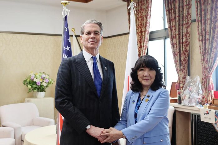  Bộ trưởng Bộ Tài chính Mỹ Scott Bessent (trái) và Bộ trưởng Bộ Tài chính Nhật Bản Satsuki Katayama. Ảnh: Bloomberg. 