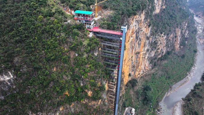  Hệ thống thang máy trên vách núi đầu tiên được xây dựng vào năm 2022. Ảnh: People's Daily.