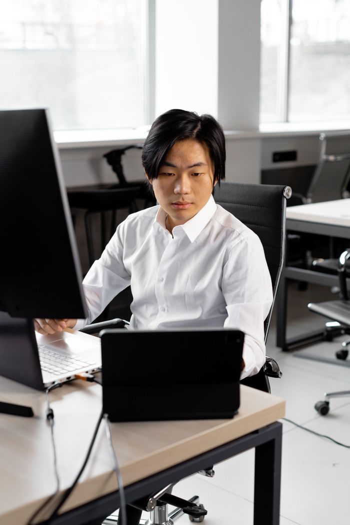  Thói quen ngồi bất động là nguyên nhân gây đau mỏi vai lưng. Ảnh minh họa: Mikhail Nilov/Pexels. 