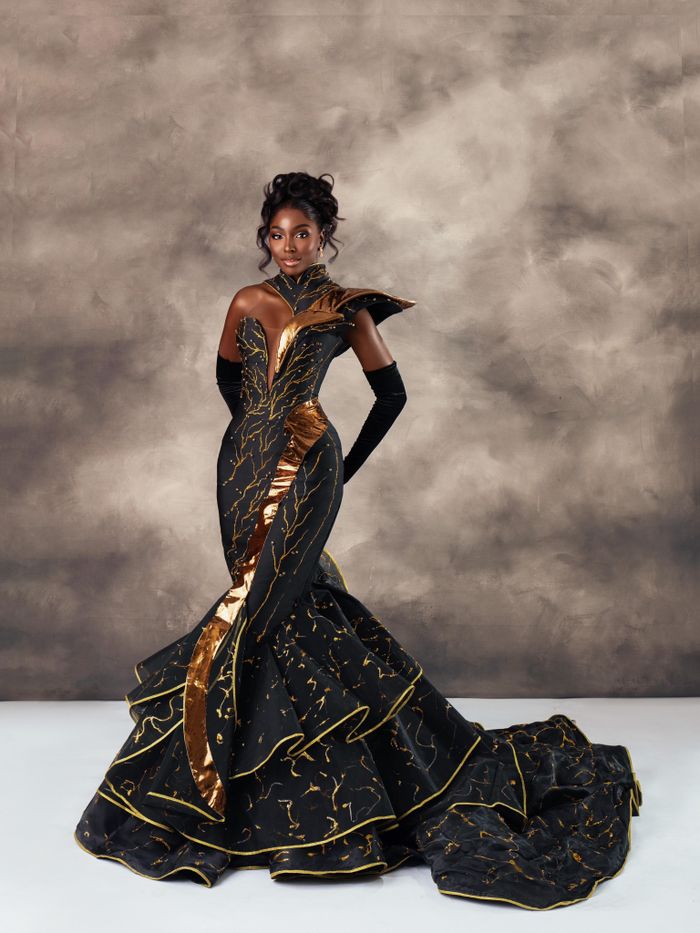 Ở khu vực châu Phi, Tamunosoye Karibi-George đến từ Nigeria đang là chiến binh mạnh. Sau phần thi Top Model, cô giành vé vào thẳng top 40 Miss World. "Viên ngọc trai đen" của cuộc thi năm nay tỏa sáng nhờ ngoại hình, phong cách trình diễn chuyên nghiệp, cuốn hút. Trước khi giành vương miện Hoa hậu Thế giới Nigeria, cô từng đăng quang Hoa hậu Châu Phi Quốc tế 2024 tại Accra, Ghana. Bên cạnh các hoạt động nghệ thuật, Karibi-George còn là chuyên gia truyền thông và thành viên của Viện Quan hệ Công chúng Nigeria. Cô cũng là người sáng lập Beyond Labels, một tổ chức ​​nhằm thúc đẩy sự hòa nhập và trao quyền cho trẻ em.