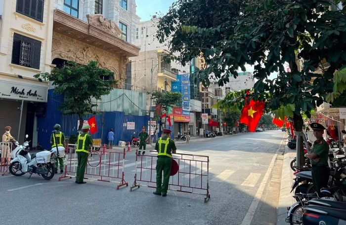 Lực lượng chức năng dựng rào, cấm phương tiện di chuyển qua một đoạn phố Cầu Đất (Hải Phòng) sáng 4/9.