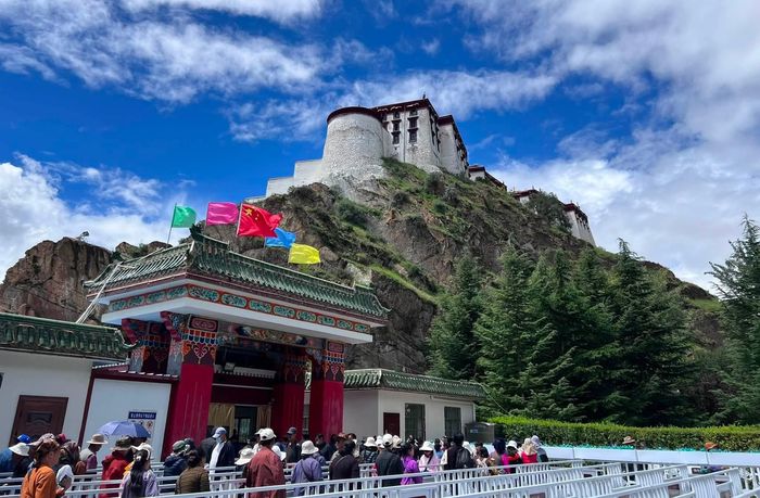 Đoàn của nam du khách tham quan tu viện Tashilhunpo, cung điện Potala khi đã sang đến Tây Tạng. Ảnh: Phạm Minh Trí.