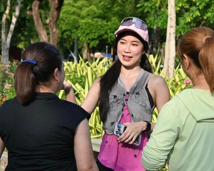  Penkawin Wangniwetkul trao đổi với khách hàng sử dụng dịch vụ bạn đồng hành. Ảnh: Kyodo News. 