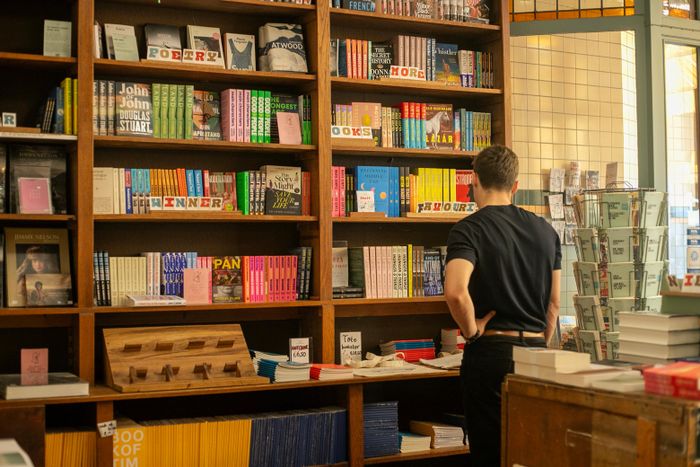  Bước qua cửa, Bookstor tạo cảm giác giống một quán cà phê ấm cúng với những giá sách được bố trí xen kẽ giữa các khu vực bàn ghế. Màu sắc và cách bài trí tại Bookstor gợi lên phong cách tropical retro. Những gam màu và cách sắp đặt nội thất khiến nơi đây dễ liên tưởng đến thẩm mỹ phối màu của bộ phim The Secret Agent (tác phẩm được đề của Oscar 2026 của đạo diễn Kleber Mendonça Filho). 